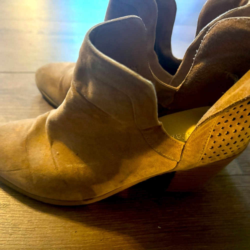 Trendy winter Boots! Fall shoes 2024 size 7